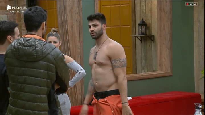 DJ Netto é flagrado bastante "animado" em A Fazenda 11 (Reprodução: PlayPlus)