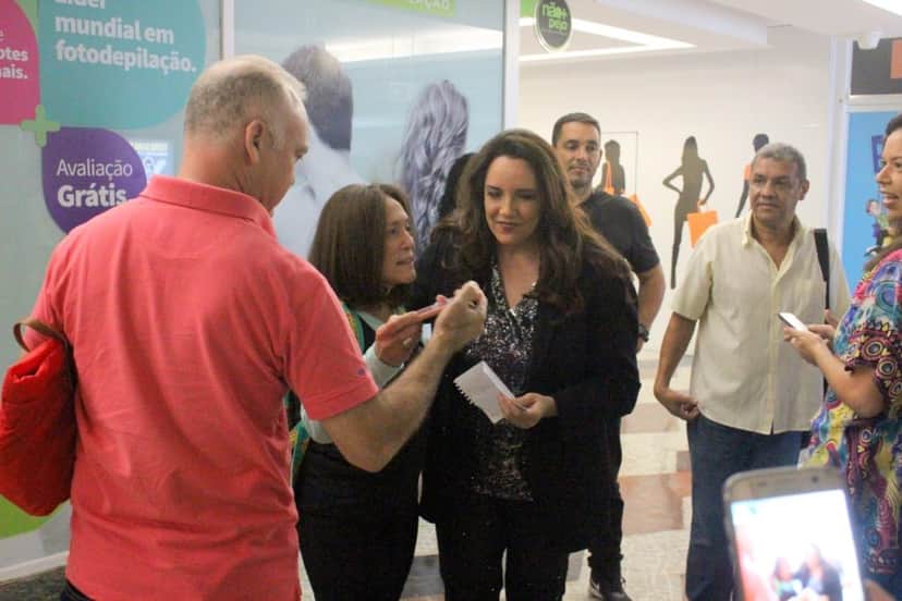 Susana Vieira foi flagrada com Ana Carolina entregando bilhetinho misterioso (Foto Agnews) Susana Vieira foi flagrada com Ana Carolina entregando bilhetinho misterioso (Foto Agnews)