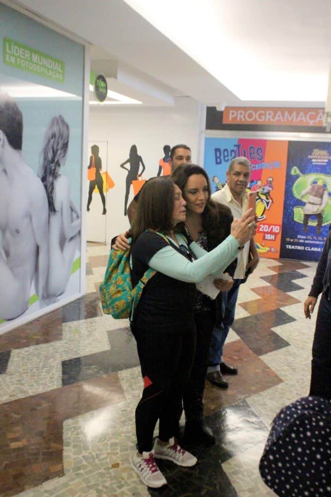 Susana Vieira foi flagrada com Ana Carolina entregando bilhetinho misterioso (Foto Agnews) Susana Vieira foi flagrada com Ana Carolina entregando bilhetinho misterioso (Foto Agnews)