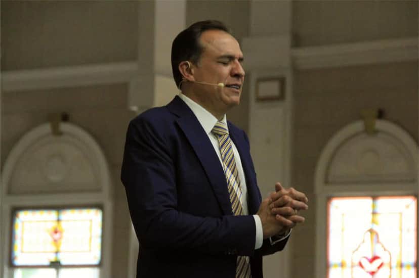O bispo Formigoni traiu a esposa com outra mulher e foi expulso da igreja de Edir Macedo (Foto: Reprodução) O bispo Formigoni traiu a esposa com outra mulher e foi expulso da igreja de Edir Macedo (Foto: Reprodução)