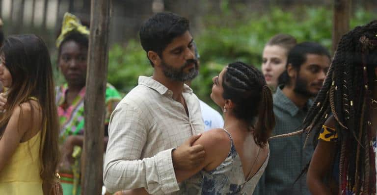 Bruno Cabrerizo e Carol Castro fazem par romântico na novela Órfãos da Terra (Foto: AGNews) Bruno Cabrerizo e Carol Castro fazem par romântico na novela Órfãos da Terra (Foto: AGNews)
