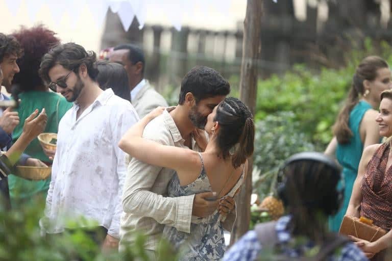 Bruno Cabrerizo e Carol Castro aos beijos nos bastidores da novela Órfãos da Terra (Foto: AGNews) Bruno Cabrerizo e Carol Castro aos beijos nos bastidores da novela Órfãos da Terra (Foto: AGNews)