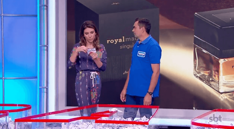 Rebeca Abravanel com o participante Antonio Mateus no "Roda a Roda Jequiti" (Foto: Reprodução/Twitter) Rebeca Abravanel com o participante Antonio Mateus no "Roda a Roda Jequiti" (Foto: Reprodução/Twitter)