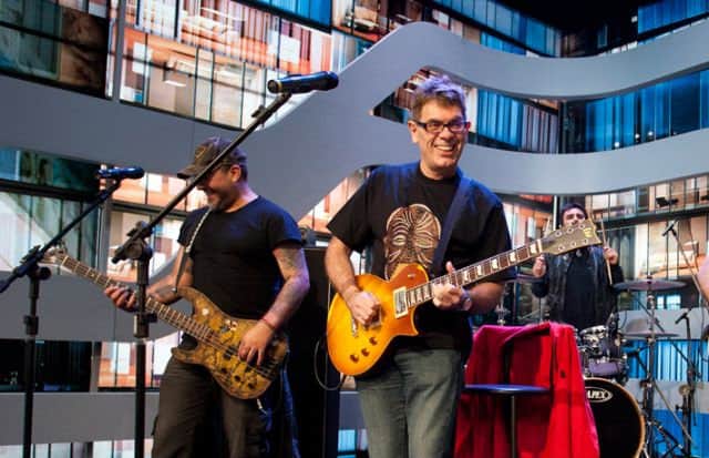 Roger do Ultraje a Rigor é um dos músicos do The Noite com Danilo Gentilli (Reprodução: SBT) Roger do Ultraje a Rigor é um dos músicos do The Noite com Danilo Gentilli (Reprodução: SBT)
