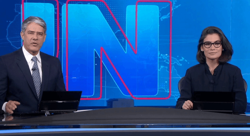 William Bonner e Renata Vasconcellos na bancada do Jornal Nacional da Globo (Foto: Reprodução/Globoplay) William Bonner e Renata Vasconcellos na bancada do Jornal Nacional da Globo (Foto: Reprodução/Globoplay)