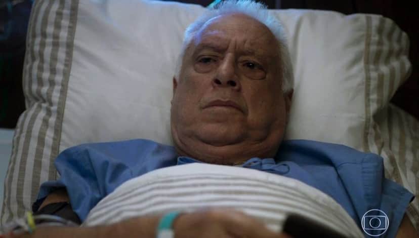 Na foto, o ator Antonio Fagundes está deitado em cama com roupas de hospital pelo seu personagem Alberto de Bom Sucesso Na foto, o ator Antonio Fagundes está deitado em cama com roupas de hospital pelo seu personagem Alberto de Bom Sucesso