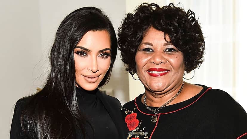 Kim Kardashian e mulher que ela tirou da cadeia (Foto: Reprodução) Kim Kardashian e mulher que ela tirou da cadeia (Foto: Reprodução)