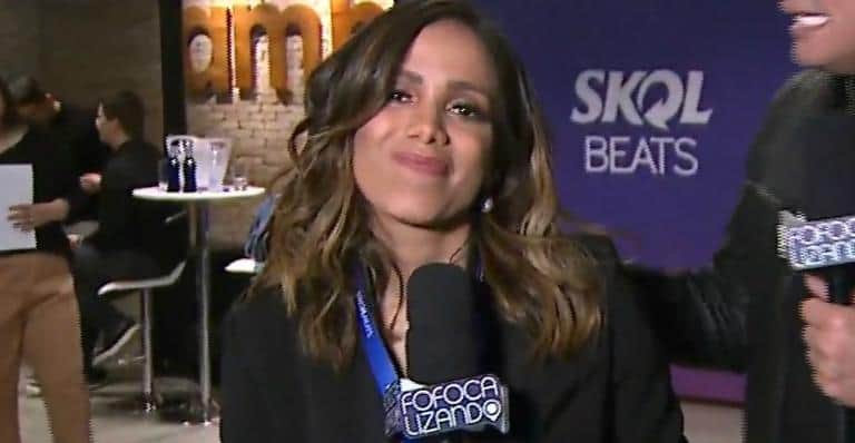 Anitta e Leo Dias em entrevista para o Fofocalizando. Foto: Reprodução Anitta e Leo Dias em entrevista para o Fofocalizando. Foto: Reprodução