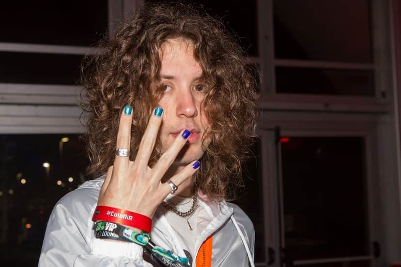 Lucas Jagger e suas unhas pintadas de azul (Foto: Artur Meninea/Gshow) Lucas Jagger e suas unhas pintadas de azul (Foto: Artur Meninea/Gshow)