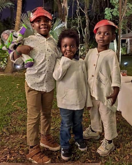 Bless, filho do ator Bruno Gagliasso e Giovanna Ewbank ao lado dos seus dois amigos, Tom e Loyd (Foto: Reprodução / Instagram) Bless, filho do ator Bruno Gagliasso e Giovanna Ewbank ao lado dos seus dois amigos, Tom e Loyd (Foto: Reprodução / Instagram)