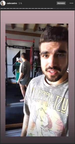 Caio Castro foi 'traído' por reflexo no espelho (Reprodução: Instagram) Caio Castro foi 'traído' por reflexo no espelho (Reprodução: Instagram)