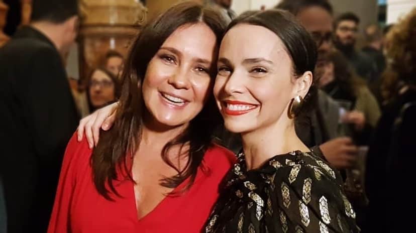 Na foto estão as atrizes Adriana Esteves e Debora Falabella de Avenida Brasil bem sorridentes Na foto estão as atrizes Adriana Esteves e Debora Falabella de Avenida Brasil bem sorridentes