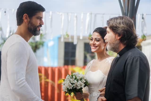 Hussein (Bruno Cabrerizo) e Helena (Carol Castro) recebem a benção de Padre Zoran (Ângelo Coimbra) em Órfãos da Terra (Foto: Globo/Raquel Cunha) Hussein (Bruno Cabrerizo) e Helena (Carol Castro) recebem a benção de Padre Zoran (Ângelo Coimbra) em Órfãos da Terra (Foto: Globo/Raquel Cunha)