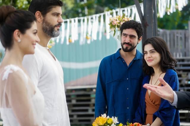 Helena (Carol Castro) e Hussein (Bruno Cabrerizo) se casam com a presença de Jamil (Renato Goes) e Laila (Julia Dalavia) em Órfãos da Terra (Foto: Globo/Raquel Cunha) Helena (Carol Castro) e Hussein (Bruno Cabrerizo) se casam com a presença de Jamil (Renato Goes) e Laila (Julia Dalavia) em Órfãos da Terra (Foto: Globo/Raquel Cunha)