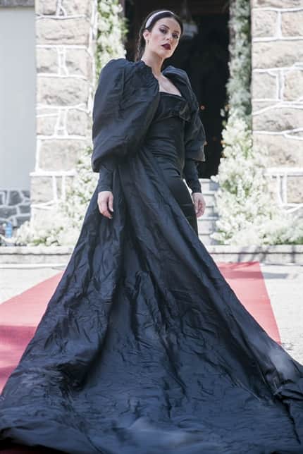 Vivi (Paolla Oliveira) aparecerá de preto em seu casamento com Camilo (Lee Taylor) em A Dona do Pedaço (Foto: Globo/Raquel Cunha) Vivi (Paolla Oliveira) aparecerá de preto em seu casamento com Camilo (Lee Taylor) em A Dona do Pedaço (Foto: Globo/Raquel Cunha)