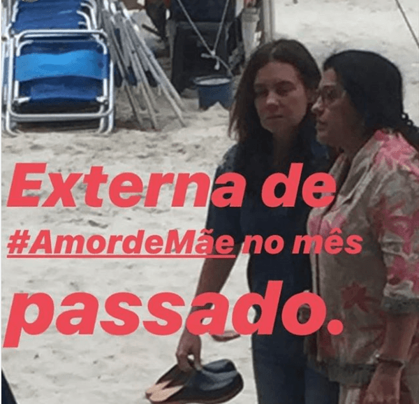 Regina Casé e Adriana Esteves em gravações externas para Amor de Mãe, da Globo. Foto: Reprodução/Sagitadriana) Regina Casé e Adriana Esteves em gravações externas para Amor de Mãe, da Globo. Foto: Reprodução/Sagitadriana)