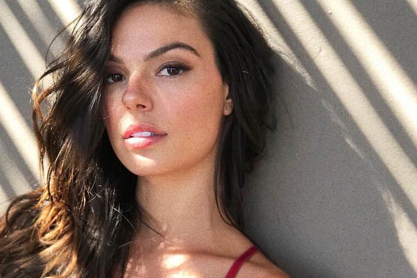 Isis Valverde surgiu em clique com pouca roupa e chamou atenção pela magreza excessiva (Foto: Reprodução) Isis Valverde surgiu em clique com pouca roupa e chamou atenção pela magreza excessiva (Foto: Reprodução)