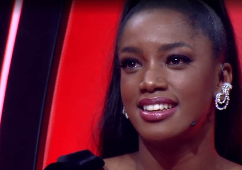 Iza chora no The Voice Brasil (Foto: Reprodução) Iza chora no The Voice Brasil (Foto: Reprodução)