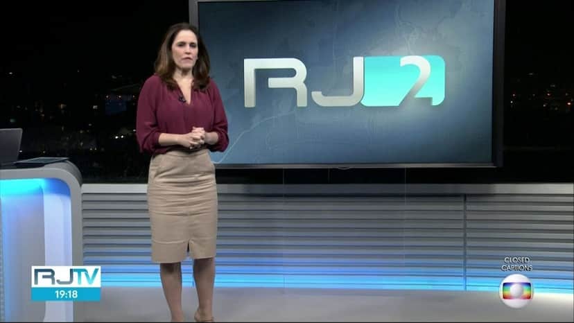 A apresentadora Ana Luíza Guimarães no comando do RJTV 2º edição (Foto: Reprodução/Globo) A apresentadora Ana Luíza Guimarães no comando do RJTV 2º edição (Foto: Reprodução/Globo)