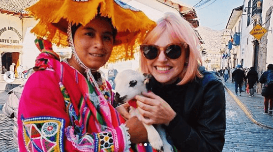 Lara Rodrigues com o cabelo cor de rosa em viagem no Peru (Foto: Reprodução/ Instagram) Lara Rodrigues com o cabelo cor de rosa em viagem no Peru (Foto: Reprodução/ Instagram)