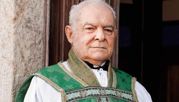 Othon Bastos será padre em remake da novela Éramos Seis na Globo (Foto: Globo/Raquel Cunha) Othon Bastos será padre em remake da novela Éramos Seis na Globo (Foto: Globo/Raquel Cunha)