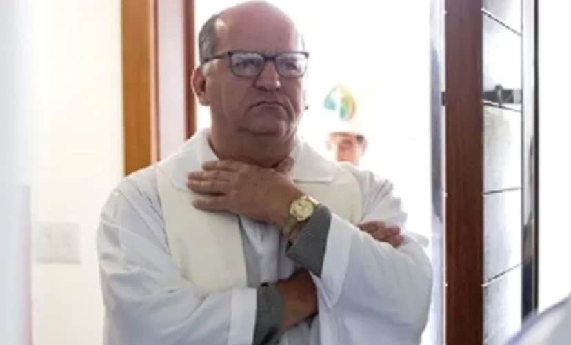 Um padre famoso na cidade de Pitangui foi afastado de suas funções por cantar homem casado (Foto: Reprodução) Um padre famoso na cidade de Pitangui foi afastado de suas funções por cantar homem casado (Foto: Reprodução)