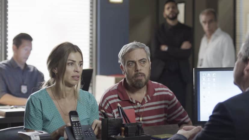 Paloma prestando depoimento em Bom Sucesso, novela das 19h (Foto: Reprodução) Paloma prestando depoimento em Bom Sucesso, novela das 19h (Foto: Reprodução)