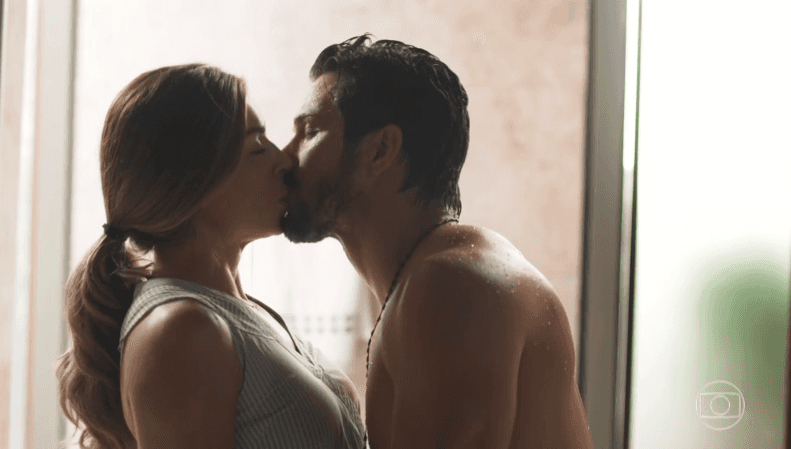 Paloma (Grazi Massafera) e Marcos (Romulo Estrela) darão beijaço em Bom Sucesso, novela das sete da Globo (Foto: Reprodução/Globo) Paloma (Grazi Massafera) e Marcos (Romulo Estrela) darão beijaço em Bom Sucesso, novela das sete da Globo (Foto: Reprodução/Globo)