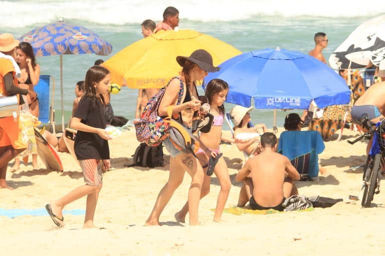 Poliana Abritta curte praia ao lado dos filhos e exibe tatuagem ( Foto:JC Pereira / AgNews) Poliana Abritta curte praia ao lado dos filhos e exibe tatuagem ( Foto:JC Pereira / AgNews)