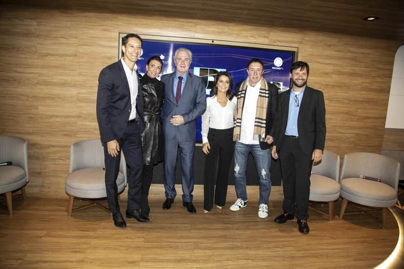 Record Sérgio Aguiar, Janine Borba, Celso Freitas, Adriana Araújo, Walter Zagari e Antônio Guerreiro. Foto: Assessoria/Edu Moraes Record Sérgio Aguiar, Janine Borba, Celso Freitas, Adriana Araújo, Walter Zagari e Antônio Guerreiro. Foto: Assessoria/Edu Moraes