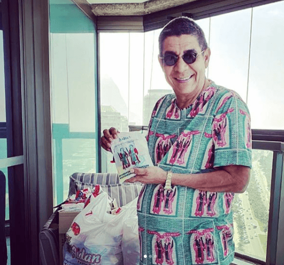 Zeca Pagodinho com doces de Cosme e Damião (Foto: Reprodução/ Instagram) Zeca Pagodinho com doces de Cosme e Damião (Foto: Reprodução/ Instagram)