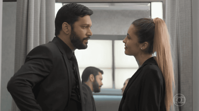 Diogo (Armando Babaioff) terá Jennifer (Nathalia Altenbernd) como amante em Bom Sucesso (Foto: Reprodução/Globo) Diogo (Armando Babaioff) terá Jennifer (Nathalia Altenbernd) como amante em Bom Sucesso (Foto: Reprodução/Globo)