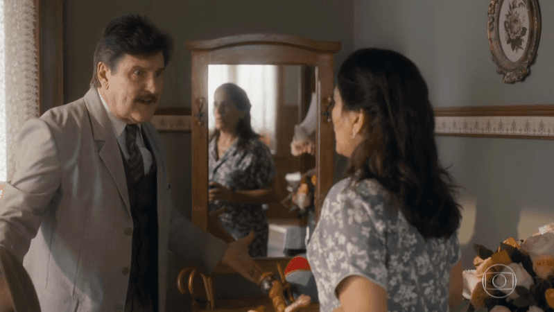 Júlio (Antonio Callloni) vai agredir Lola (Gloria Pires) em Éramos Seis (Foto: Reprodução/Globo) Júlio (Antonio Callloni) vai agredir Lola (Gloria Pires) em Éramos Seis (Foto: Reprodução/Globo)