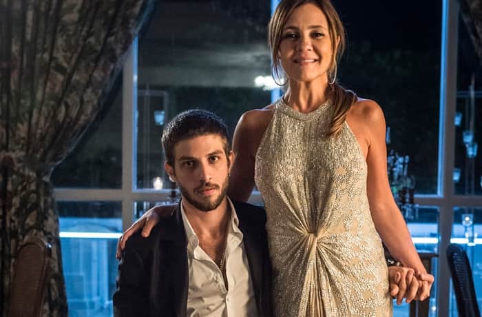 Chay Suede será Danilo, filho de Thelma (Adriana Esteves) em Amor de Mãe, próxima novela das nove da Globo (Foto: Globo/Mauricio Fidalgo) Chay Suede será Danilo, filho de Thelma (Adriana Esteves) em Amor de Mãe, próxima novela das nove da Globo (Foto: Globo/Mauricio Fidalgo)