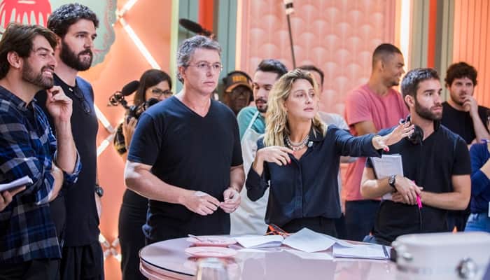 Boninho é dirigido por Amora Mautner nos bastidores de A Dona do Pedaço (Foto: Globo/Victor Pollak) Boninho é dirigido por Amora Mautner nos bastidores de A Dona do Pedaço (Foto: Globo/Victor Pollak)