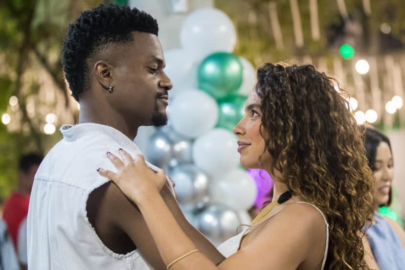Ramon e Francisca se encaram em cena de dança da novela Bom Sucesso Ramon e Francisca se encaram em cena de dança da novela Bom Sucesso