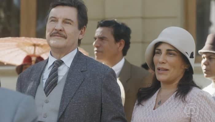 Júlio (Antonio Calloni) e Lola (Gloria Pires) em cena do primeiro capítulo de Éramos Seis, que teve ótima audiência (Foto: Reprodução/Globo) Júlio (Antonio Calloni) e Lola (Gloria Pires) em cena do primeiro capítulo de Éramos Seis, que teve ótima audiência (Foto: Reprodução/Globo)