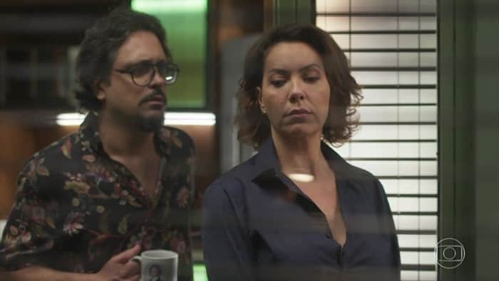 Mario (Lúcio Mauro Filho) pressionará Nana (Fabiula Nascimento) após descobrir segredo em Bom Sucesso (Foto: Reprodução/Globo) Mario (Lúcio Mauro Filho) pressionará Nana (Fabiula Nascimento) após descobrir segredo em Bom Sucesso (Foto: Reprodução/Globo)