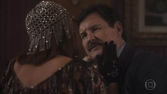 Júlio (Antonio Calloni) e Marion (Ellen Roche) em Éramos Seis (Foto: Reprodução/Globo) Júlio (Antonio Calloni) e Marion (Ellen Roche) em Éramos Seis (Foto: Reprodução/Globo)