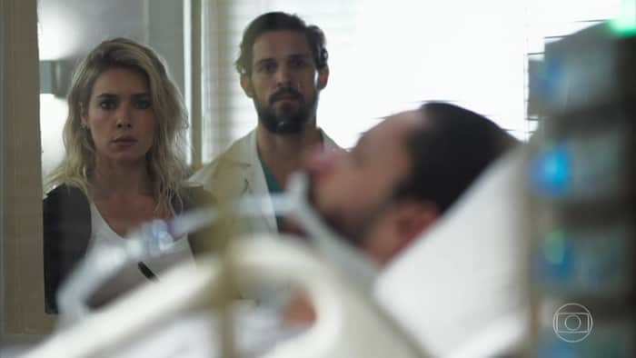 Yohana (Monique Alfradique) vai livrar Téo (Rainer Cadete) de assassinato no hospital em A Dona do Pedaço (Foto: Reprodução/Globo) Yohana (Monique Alfradique) vai livrar Téo (Rainer Cadete) de assassinato no hospital em A Dona do Pedaço (Foto: Reprodução/Globo)