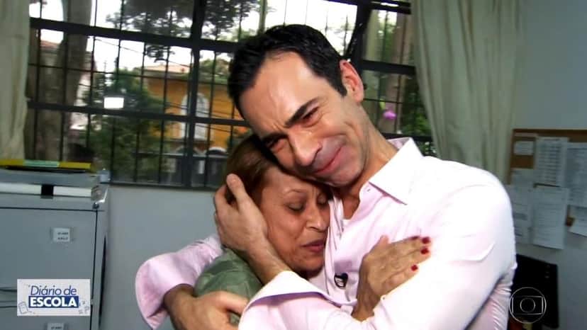 Jornalista César Tralli se emocionou ao encontrar uma antiga funcionária do colégio onde estudou em São Paulo (Imagem: Reprodução) Jornalista César Tralli se emocionou ao encontrar uma antiga funcionária do colégio onde estudou em São Paulo (Imagem: Reprodução)