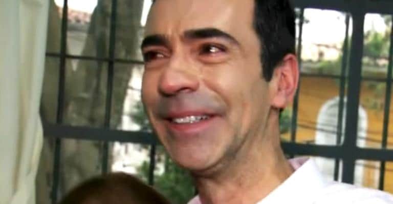 Jornalista César Tralli se emocionou ao encontrar uma antiga funcionária do colégio onde estudou em São Paulo (Imagem: Reprodução) Jornalista César Tralli se emocionou ao encontrar uma antiga funcionária do colégio onde estudou em São Paulo (Imagem: Reprodução)