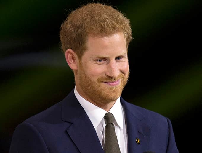 Príncipe Harry chora durante discurso sobre paternidade e tem que ser consolado (Foto: Reprodução) Príncipe Harry chora durante discurso sobre paternidade e tem que ser consolado (Foto: Reprodução)