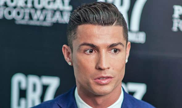 Cristiano Ronaldo beijou jogador durante entrevista e acabou viralizando (Foto: Reprodução) Cristiano Ronaldo beijou jogador durante entrevista e acabou viralizando (Foto: Reprodução)