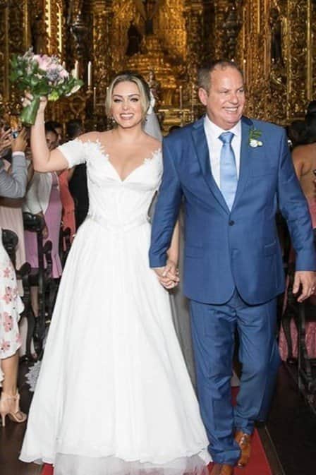 Famoso diretor Jayme Monjardim e Tânia Mara no dia do casamento em outubro do ano passado. Foto: Reprodução Famoso diretor Jayme Monjardim e Tânia Mara no dia do casamento em outubro do ano passado. Foto: Reprodução