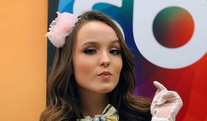 A cantora e atriz do SBT Larissa Manoela, atualmente no ar na novela escrita por Íris Abravanel As Aventuras de Poliana (Foto: Reprodução/Instagram) A cantora e atriz do SBT Larissa Manoela, atualmente no ar na novela escrita por Íris Abravanel As Aventuras de Poliana (Foto: Reprodução/Instagram)