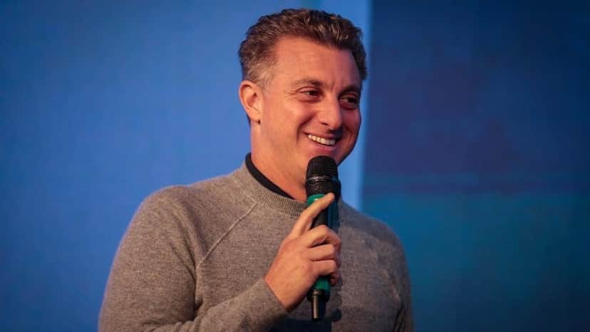 A funcionário do apresentador do Caldeirão do Huck da Globo, Luciano Huck, Dany Bananinha posta foto ai lado de namorado (Imagem: Felipe Rau/Estadão Conteúdo) A funcionário do apresentador do Caldeirão do Huck da Globo, Luciano Huck, Dany Bananinha posta foto ai lado de namorado (Imagem: Felipe Rau/Estadão Conteúdo)