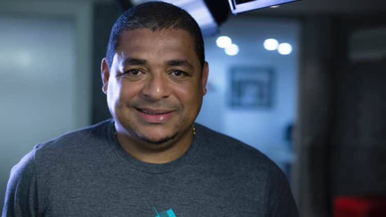Jogador Vampeta pode ser preso a qualquer momento após não pagar pensão das filhas (Foto: Divulgação) Jogador Vampeta pode ser preso a qualquer momento após não pagar pensão das filhas (Foto: Divulgação)