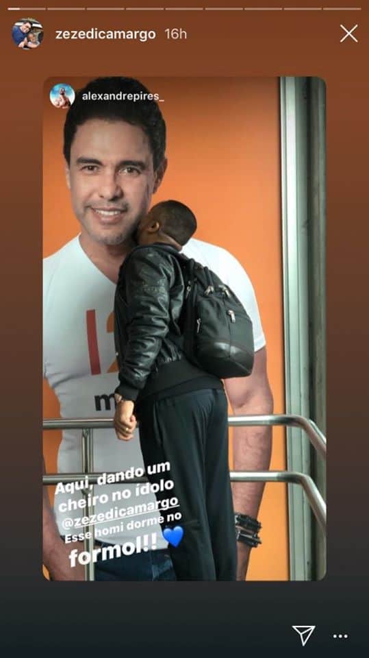 Alexandre Pires não resistiu o cangote de Zezé de Camargo e foi dar "um cheiro" no amigo (Imagem: Instagram) Alexandre Pires não resistiu o cangote de Zezé de Camargo e foi dar "um cheiro" no amigo (Imagem: Instagram)