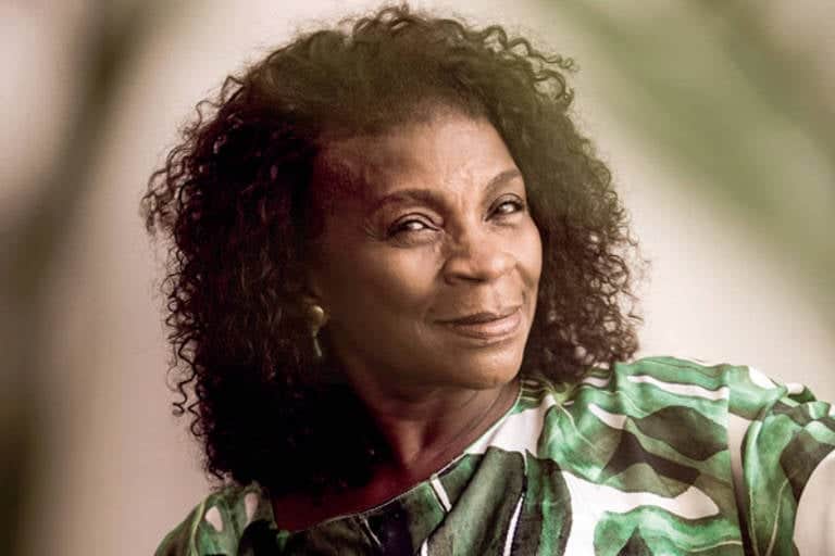 Zezé Motta ousou em foto e exibiu os seios em TBT (Foto: Divulgação) Zezé Motta ousou em foto e exibiu os seios em TBT (Foto: Divulgação)